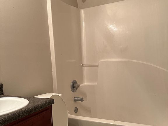 3rd image of 528 Moore Ave