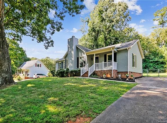 3rd image of 208 Colonial Dr