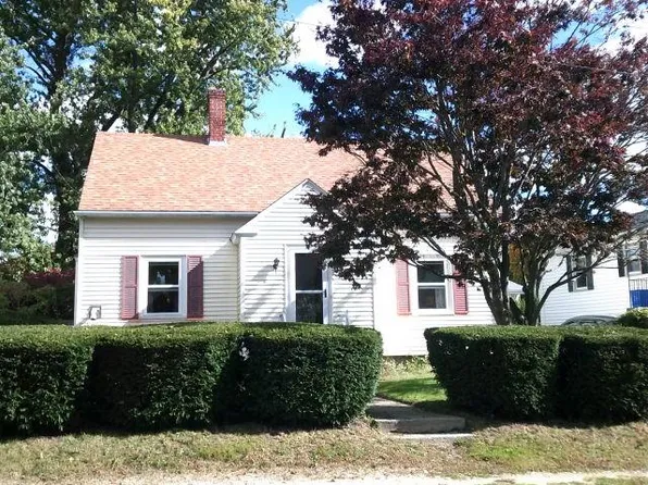 28 Angell St, Woonsocket, RI 02895