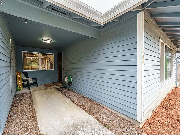 4th image of 307 SE 153rd Ct
