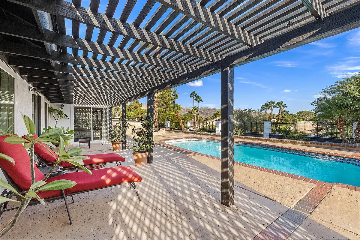 Swimming Pool - 64635 Vardon Ct