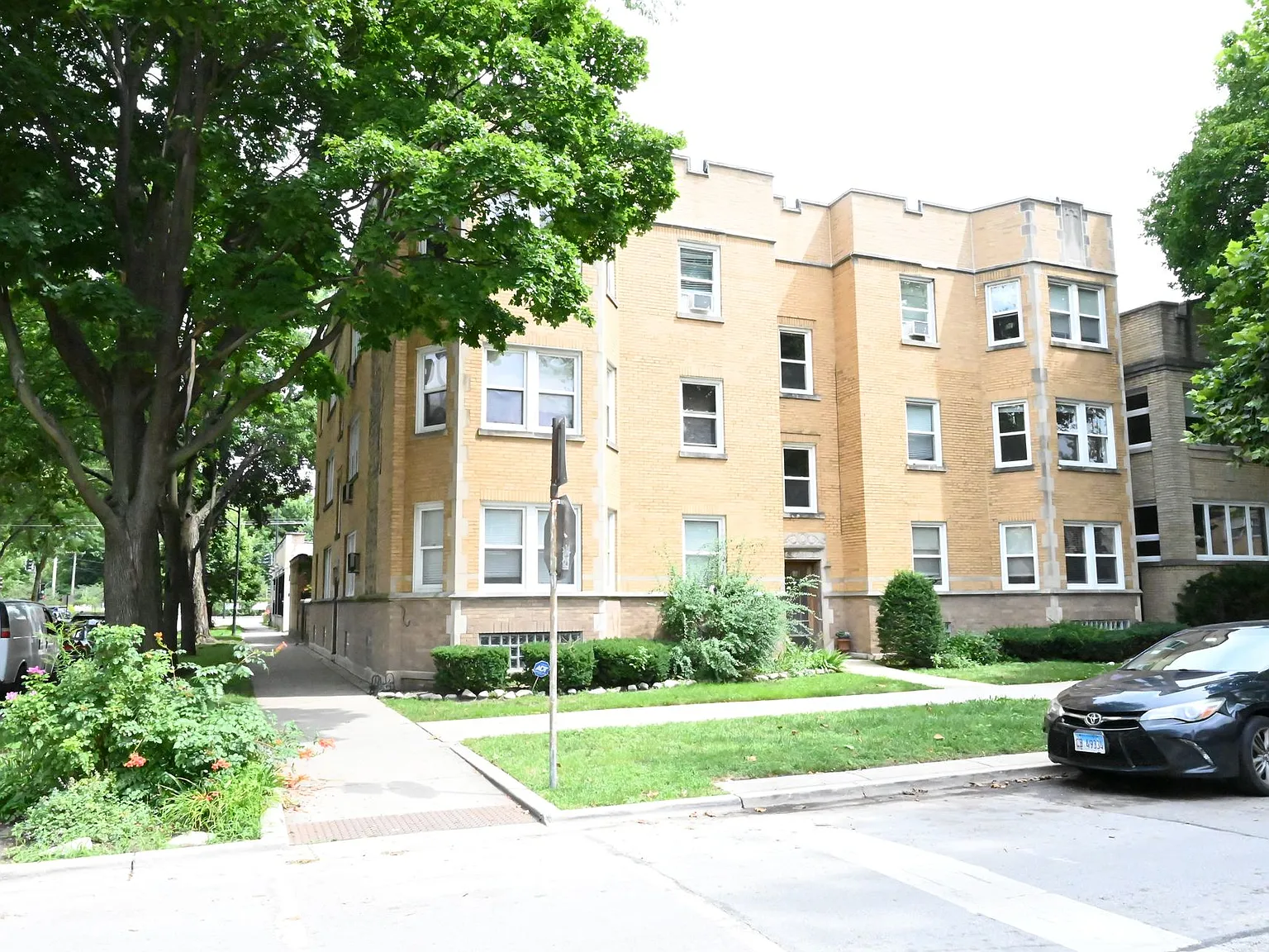 2421 West Ardmore Avenue — Photo 1