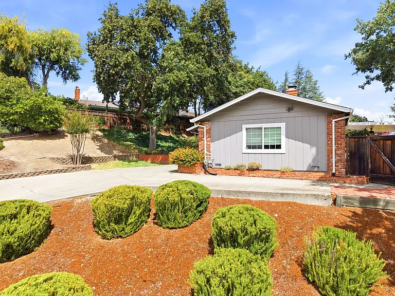 930 Sousa Dr — Photo 8
