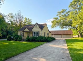 925 W Spring St, South Elgin, IL 60177