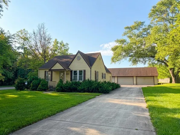 925 W Spring St, South Elgin, IL 60177