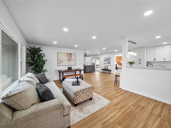 3rd image of 10 Greenbriar Dr