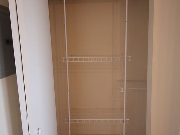 4th image of 1206-10 W Granville Ave #105