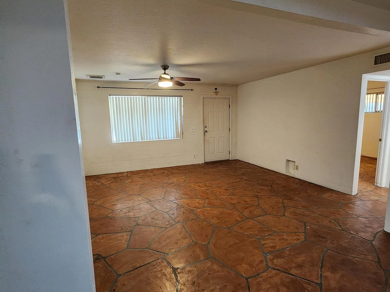 5 bed, 2100 sqft, $2,299 — Photo 4