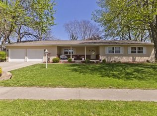 14 Pheasant Run Dr, Chatham, IL 62629