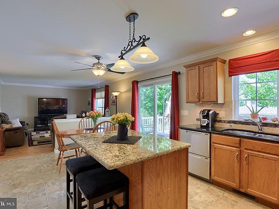 3rd image of 43 Carriage Dr