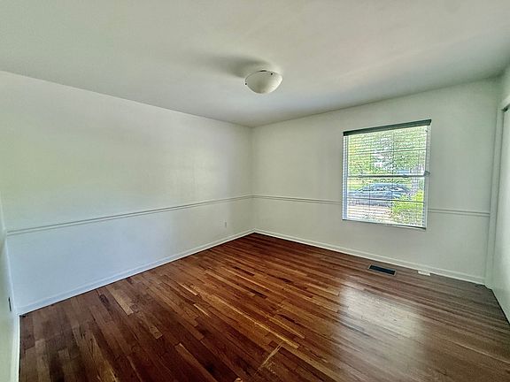 5th image of 516 Ferry St NE