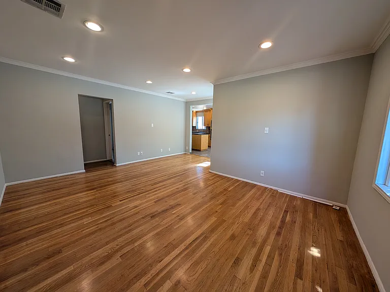 5964 Yarmouth Ave — Photo 3
