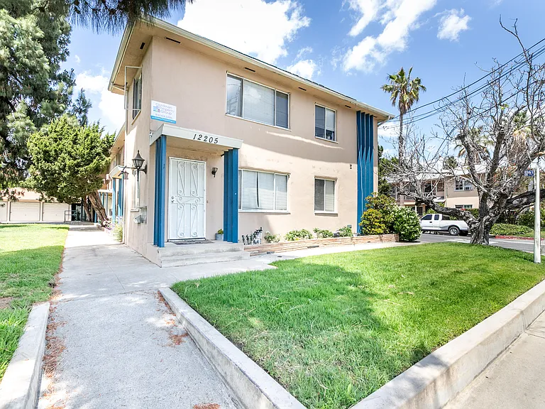 12205 Burbank Blvd #3 — Photo 1