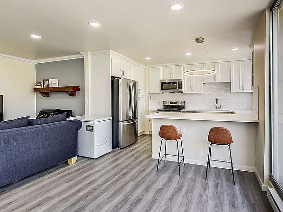 2nd image of 946 Stockton St APT 9C