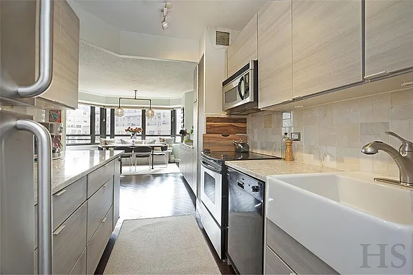 Sold by R New York | media 6