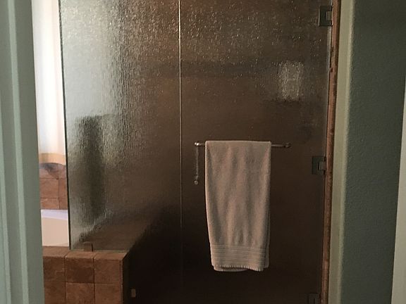 Master shower w/seat