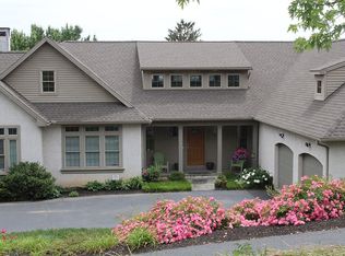 312 Blossom Hill Dr, Lancaster, PA 17601