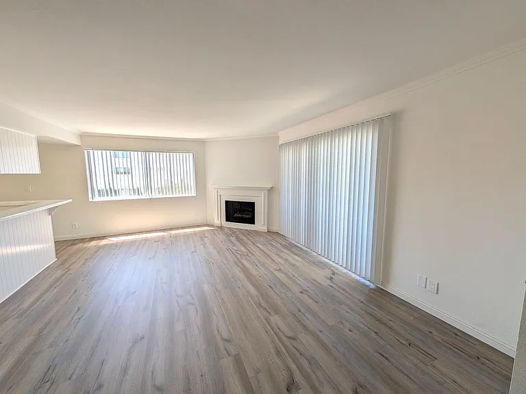Chateau Lamont Apartments — Photo 9