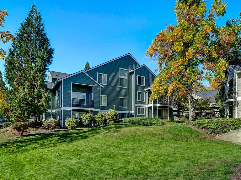 Masters Apartments Aloha OR grounds