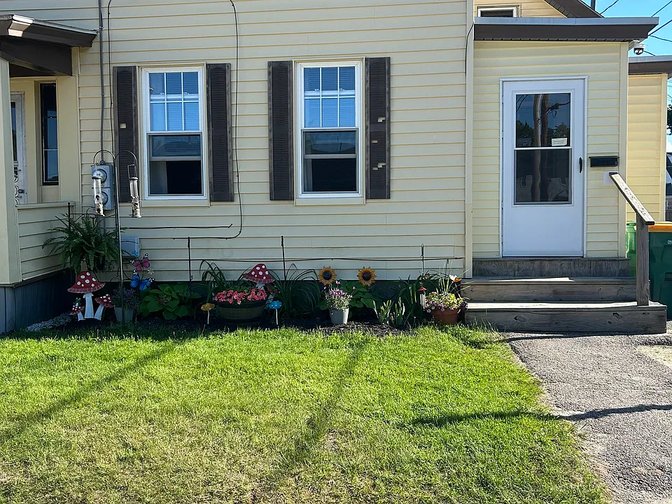 8 Demeritt St