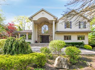 9 Riga Ln, Melville, NY 11747