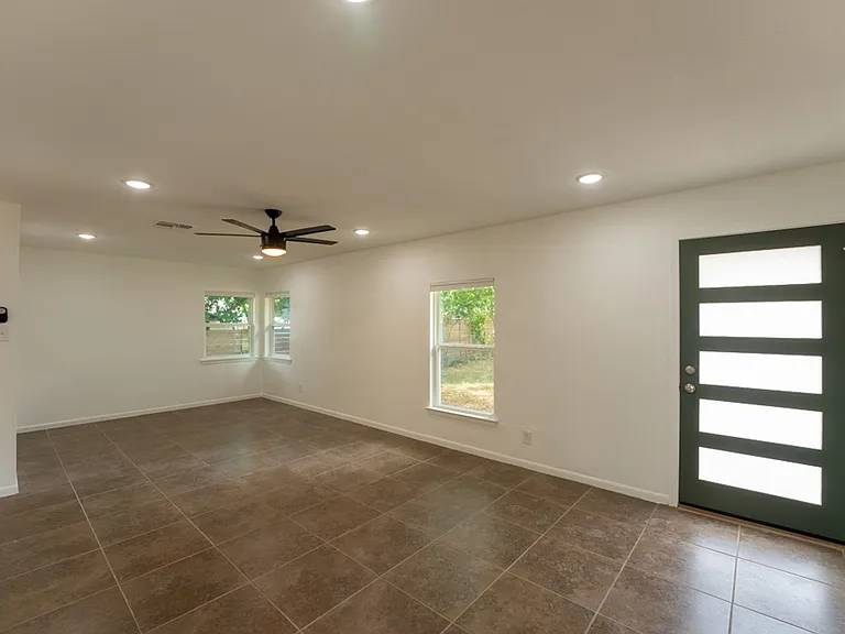 1307 Berkshire Dr — Photo 3