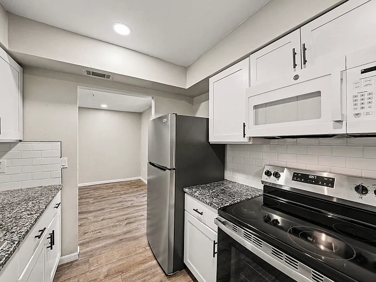9208 N Connechusett Rd #D — Photo 14