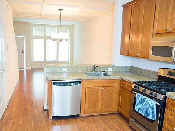 3rd image of 270 Kentdale Pl