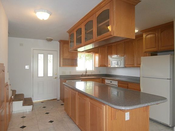 3rd image of 500 E Country Club Dr Unit 1