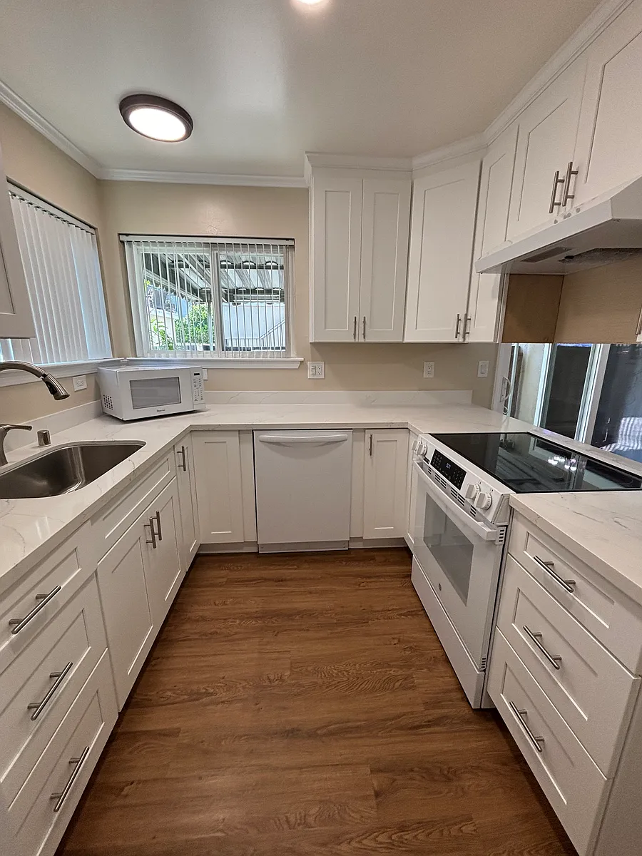 Kitchen - 712 Harvard Ave #1