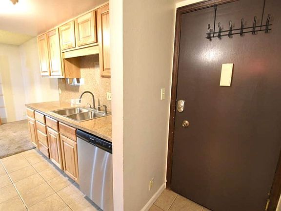 3rd image of 805 29th St APT 201