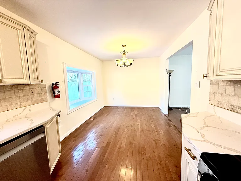 315 Ashford Rd — Photo 5