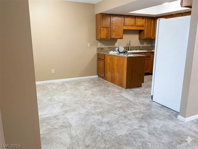 504 Grimsby Ave — Photo 4