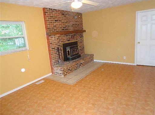 3rd image of 1024 Cloverleaf Dr