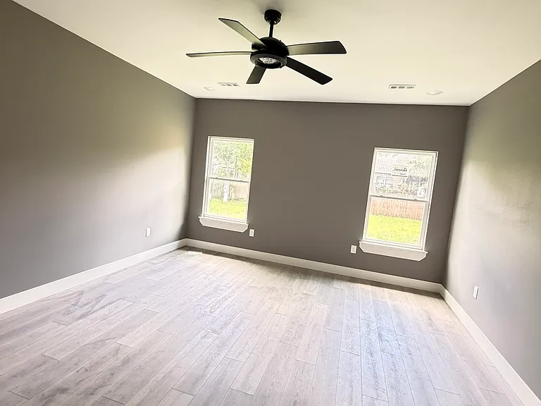 385 W Smith St — Photo 9