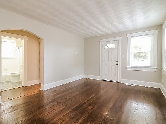 4th image of 2726 Peronne Ave