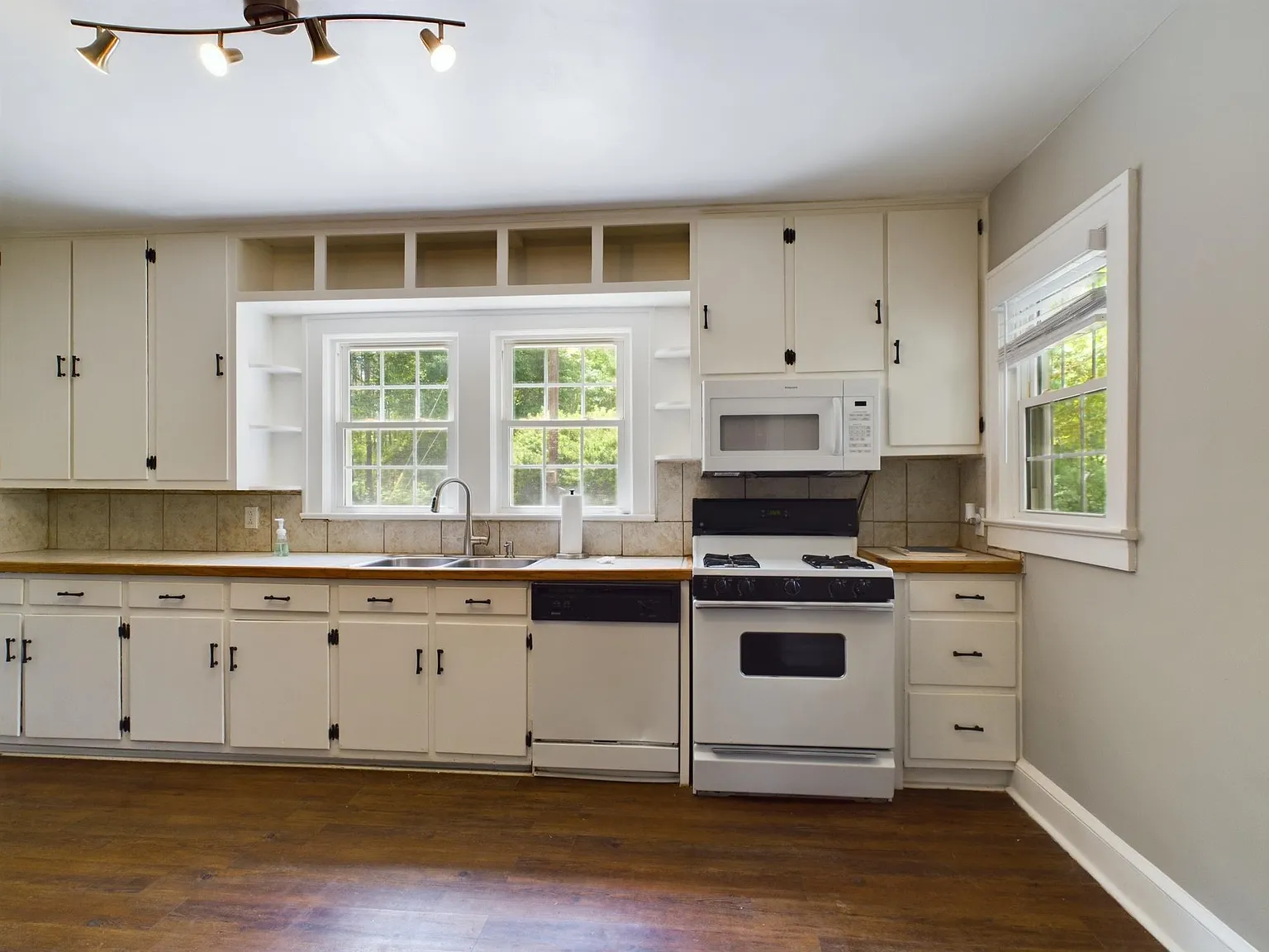 3 bed, 2.5 bath, 1718 sqft, $2,250 — Photo 2