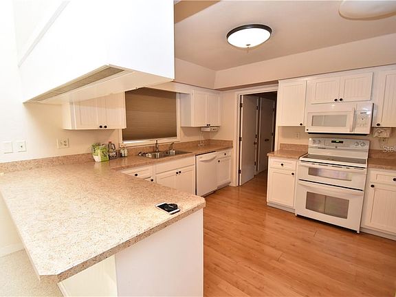 4th image of 20 Canterbury Dr
