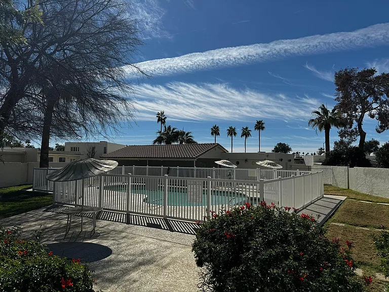 932 W Oakland St — Photo 16