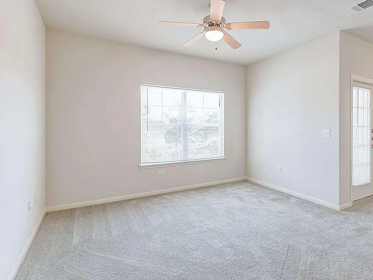 Live Oak Apartments — Photo 9