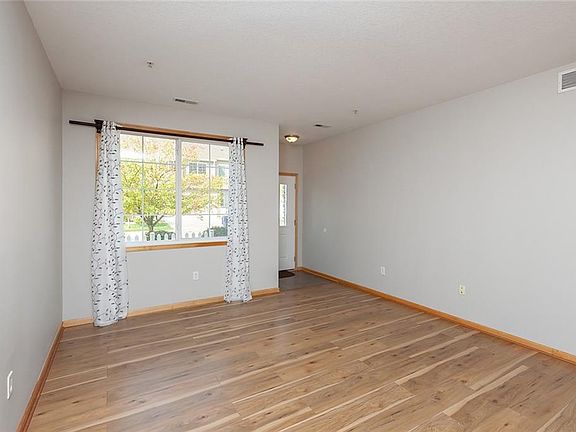 3rd image of 559 Villa Ct