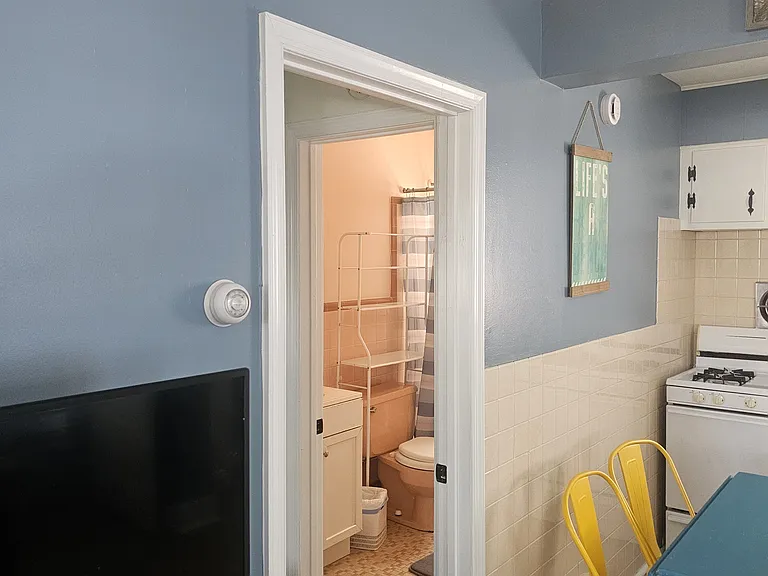 136 W Morning Glory Rd #B — Photo 3