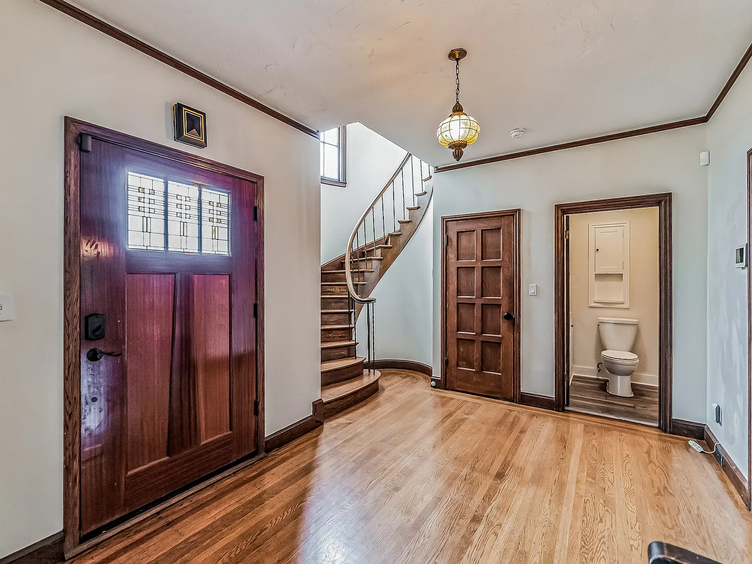 496 Crestlake Dr — Photo 2
