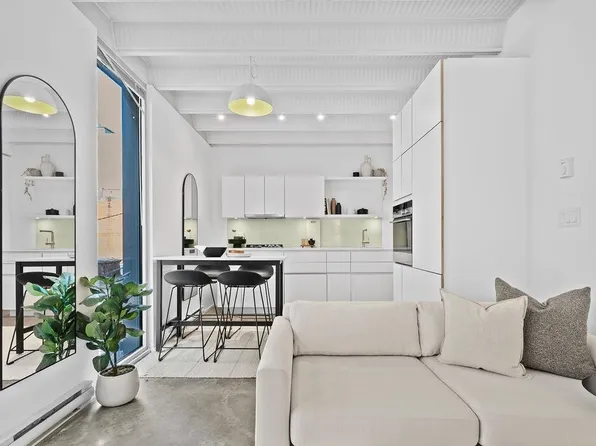 219 Georgia St E #303, Vancouver, BC V6A 1Z6
