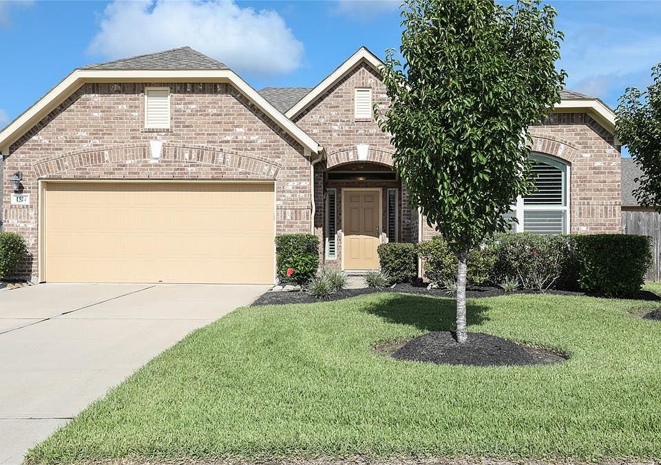 1st image of 1524 Brook Hollow Dr