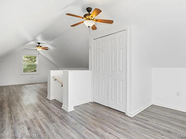 90 Tacoma Dr — Photo 29