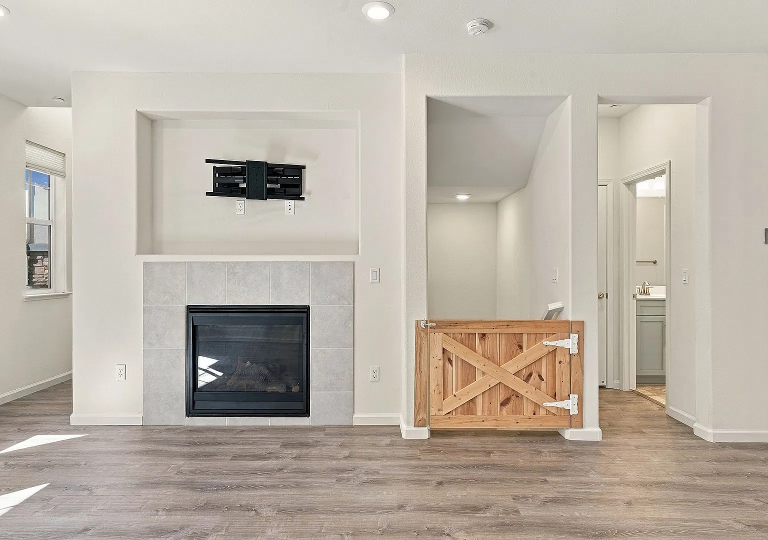 Modern & Spacious 4-Bedroom, 3.5-Bathroom Townhome in Hayward | Attached 2-Car Garage & Resort-St... — Photo 4