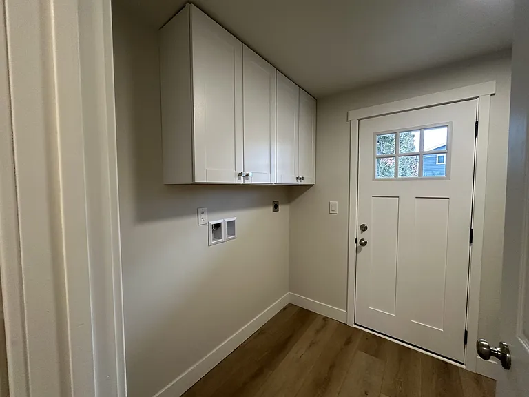Fully Remodeled 2 Bedroom 1 Bath Units — Photo 10