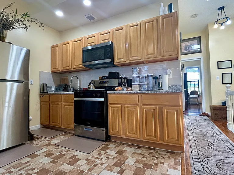 844 Hancock St #2 — Photo 6