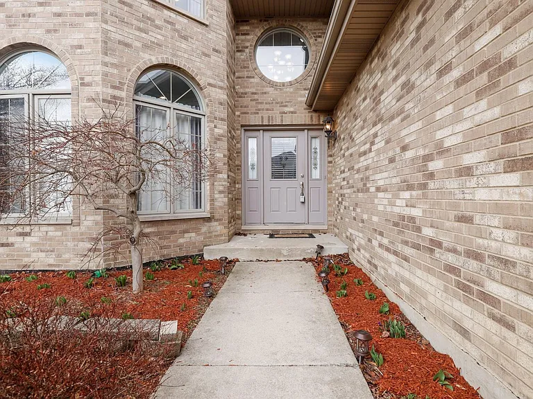 520 N Veterans Pkwy — Photo 2